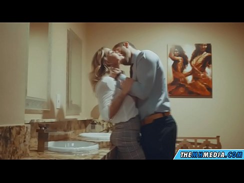 ❤️ As in busty blonde jo ferliedt yn in iepenbier toilet ️❌ Moaie porno op fy.wassell.ru ️❤